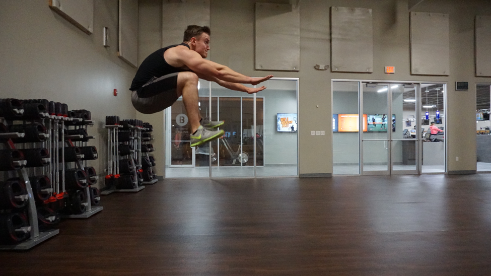 يمكن تجربة القفز أعلى مايمكن بمحاذاة اليدين تدريب الوثب العالي من تدريبات الاندفاع