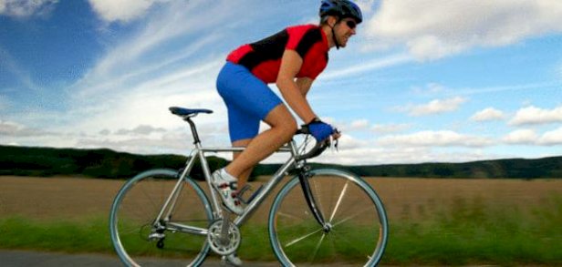 ركوب الدراجة من تدريبات الاندفاع التي يمكن ممارستها في المنزل على الدراجة الثابتة أو الاستمتاع بها خارجاً